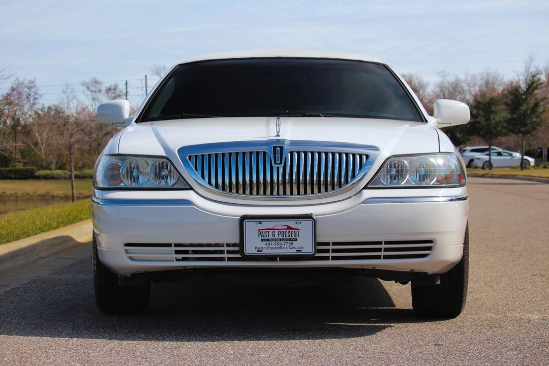 2004 Lincoln Town Car - Image 20 of 21