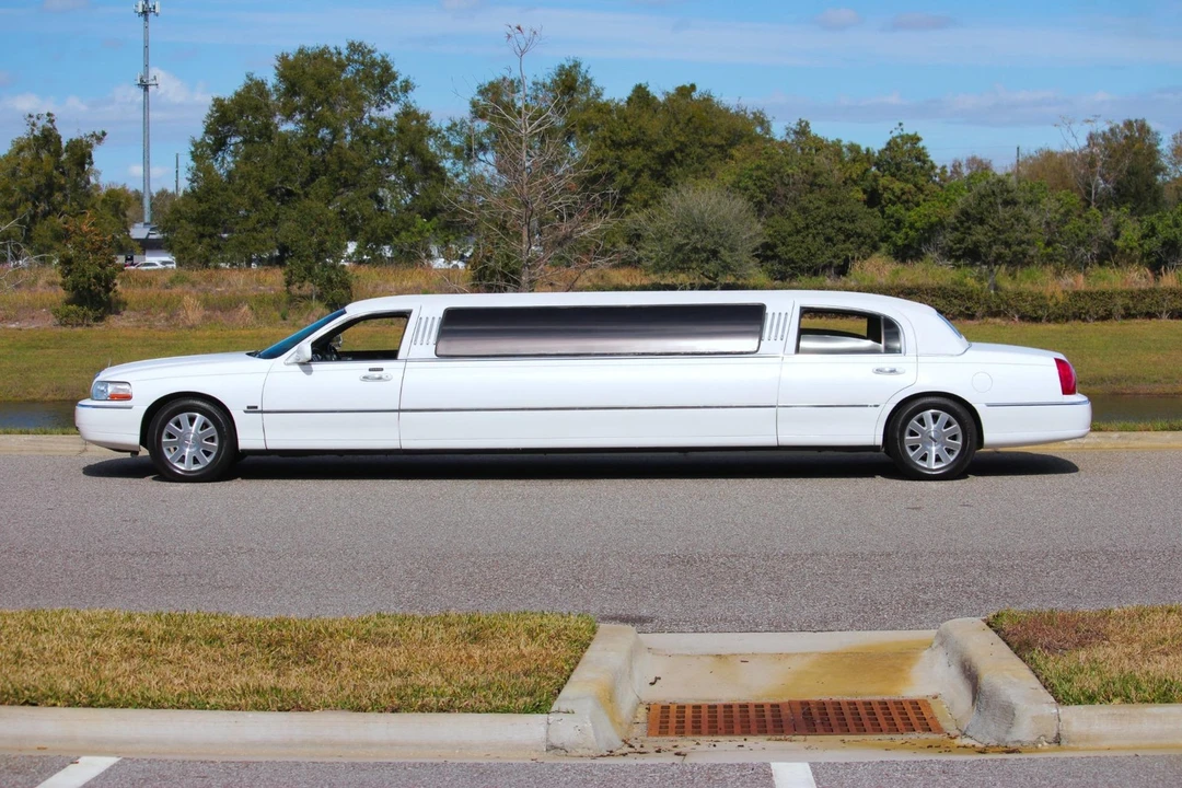2004 Lincoln Town Car - Image 2 of 21