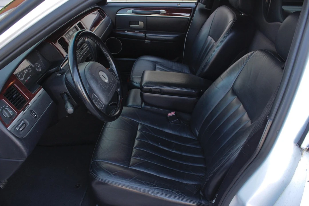 2004 Lincoln Town Car - Image 9 of 21