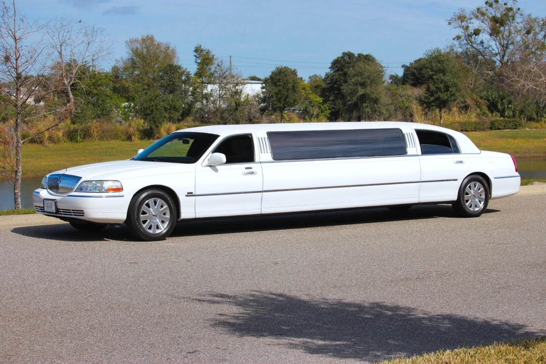 2004 Lincoln Town Car - Image 16 of 21