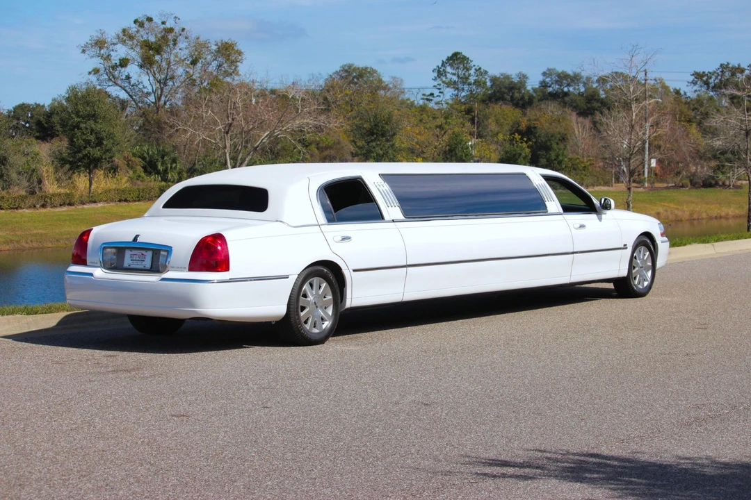 2004 Lincoln Town Car - Image 5 of 21