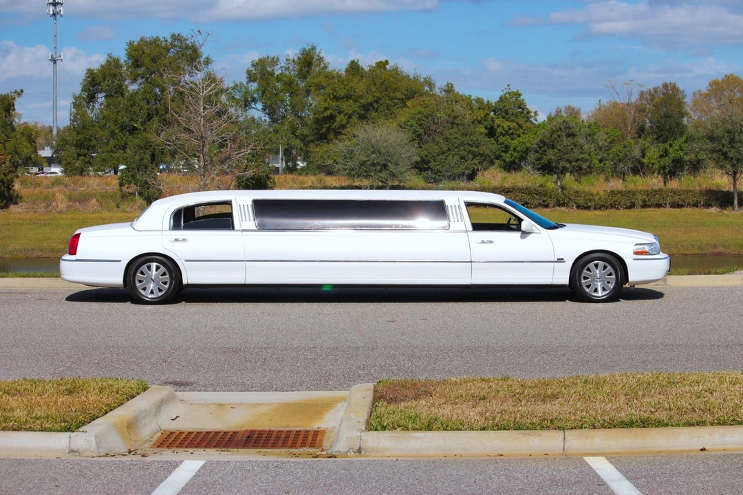 2004 Lincoln Town Car - Image 6 of 21