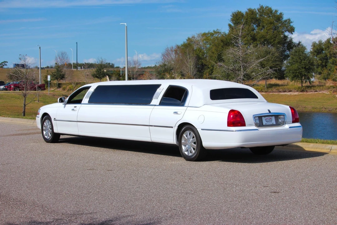 2004 Lincoln Town Car - Image 4 of 21