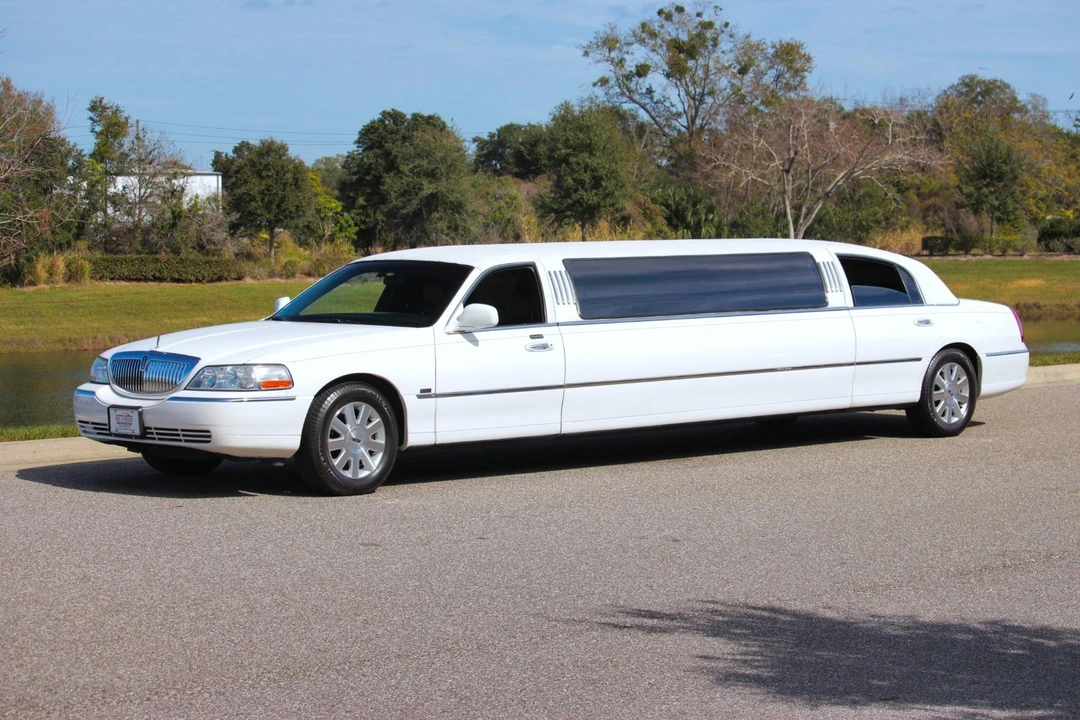 2004 Lincoln Town Car - Image 17 of 21