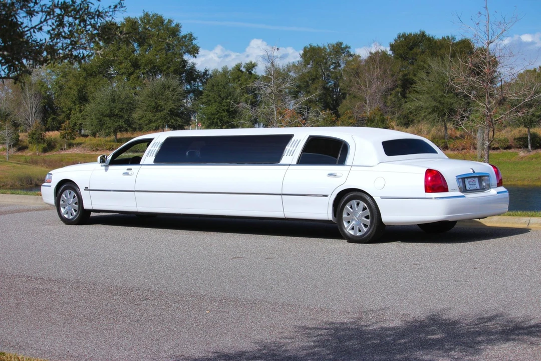 2004 Lincoln Town Car - Image 13 of 21