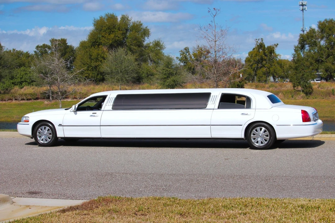 2004 Lincoln Town Car - Image 14 of 21