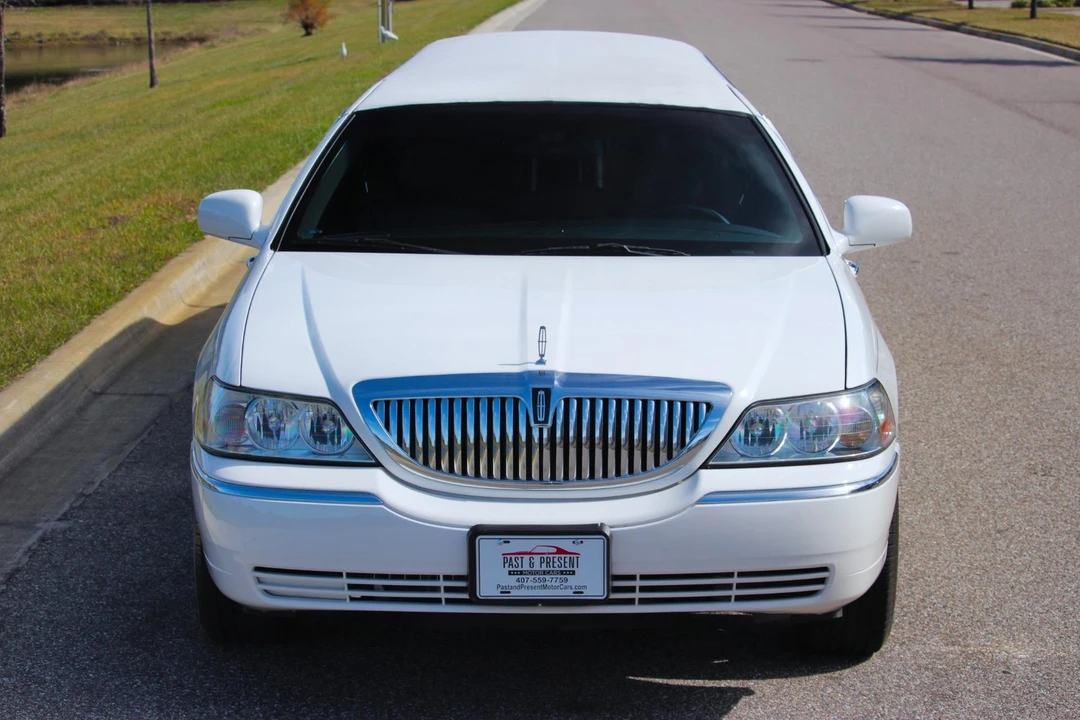 2004 Lincoln Town Car - Image 19 of 21