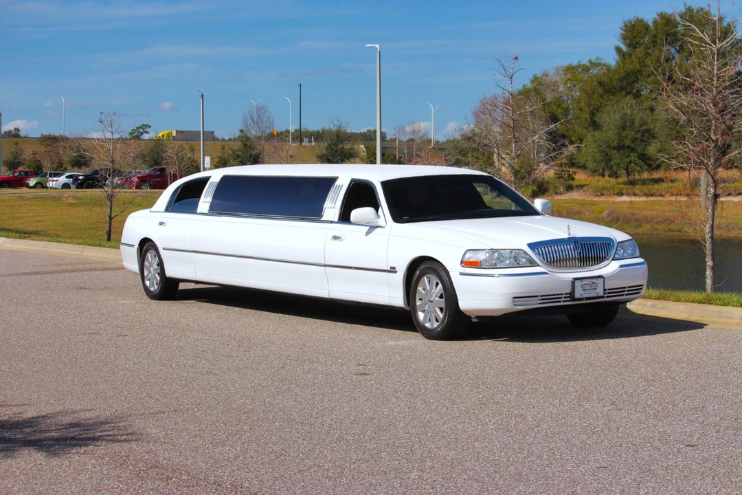 2004 Lincoln Town Car - Image 7 of 21