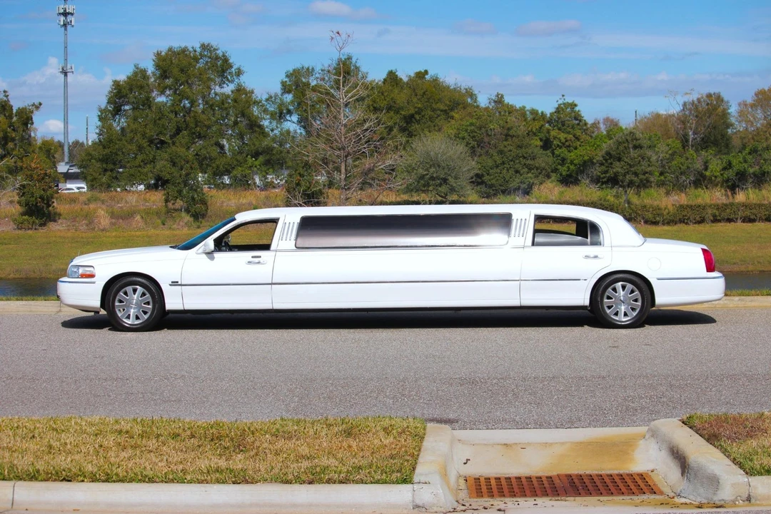 2004 Lincoln Town Car - Image 15 of 21