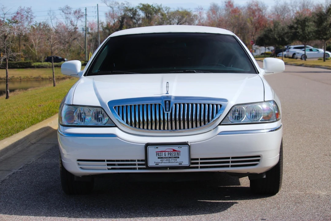 2004 Lincoln Town Car - Image 18 of 21