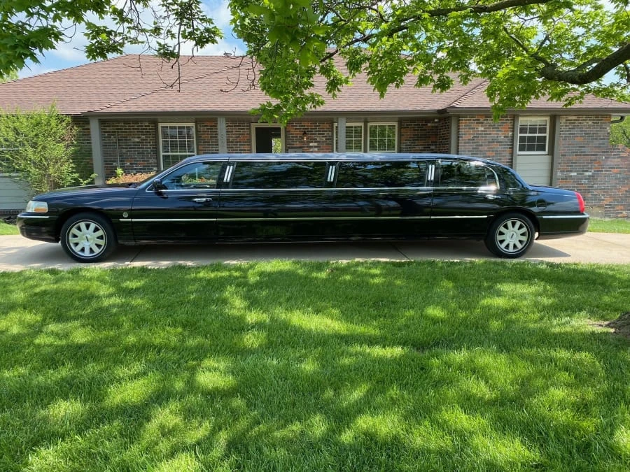 2004 Lincoln Town Car - Image 2 of 26