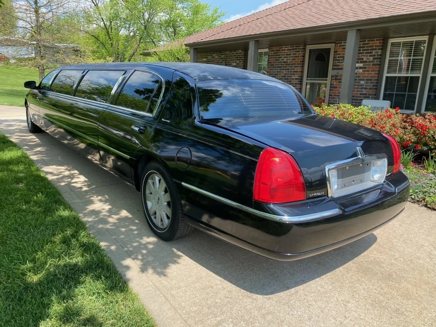 2004 Lincoln Town Car - Image 3 of 26