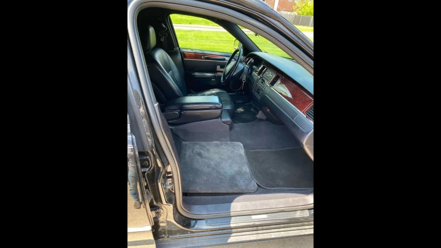 2004 Lincoln Town Car - Image 4 of 26