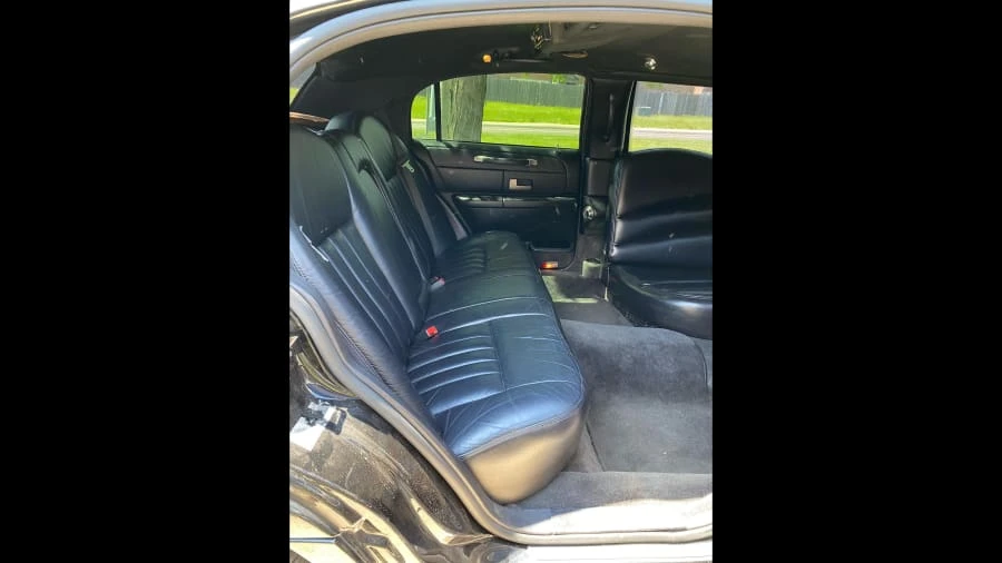 2004 Lincoln Town Car - Image 8 of 26