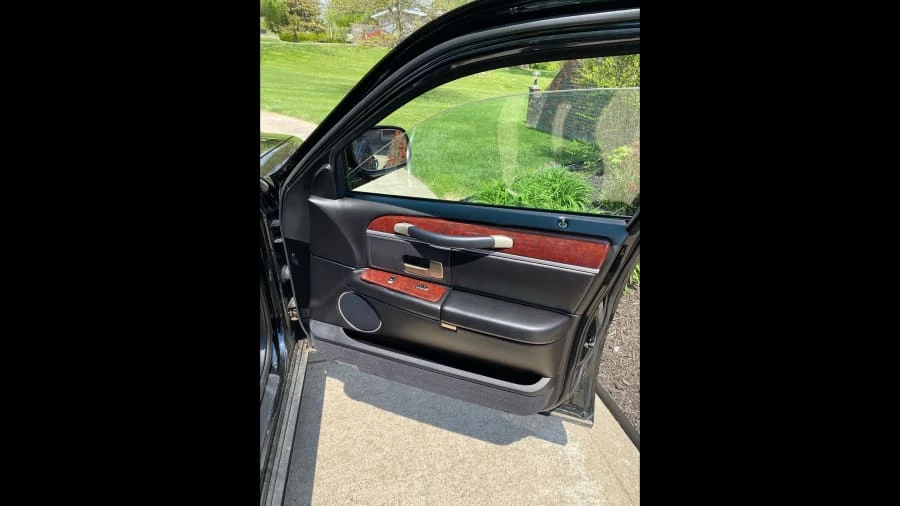 2004 Lincoln Town Car - Image 17 of 26