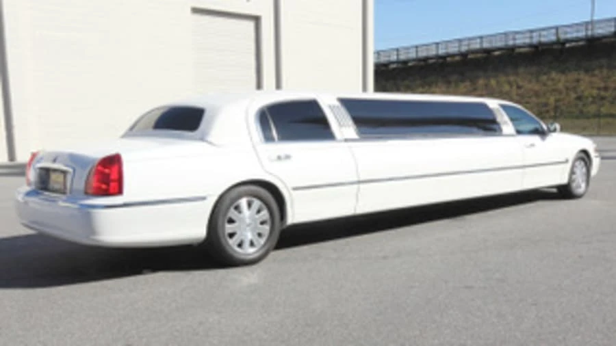 2004 Lincoln Town Car - Image 8 of 20