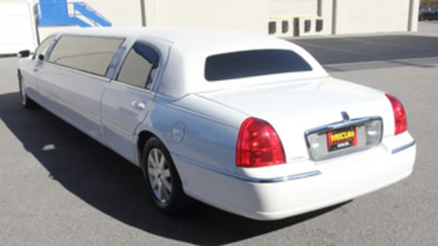 2004 Lincoln Town Car - Image 10 of 20