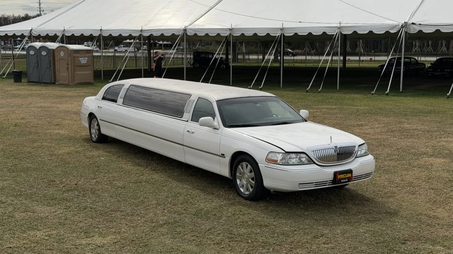 2004 Lincoln Town Car - Image 3 of 13