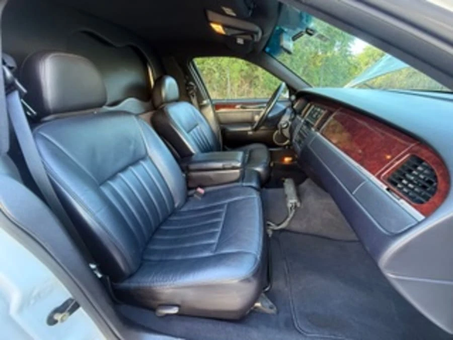 2004 Lincoln Town Car - Image 13 of 20