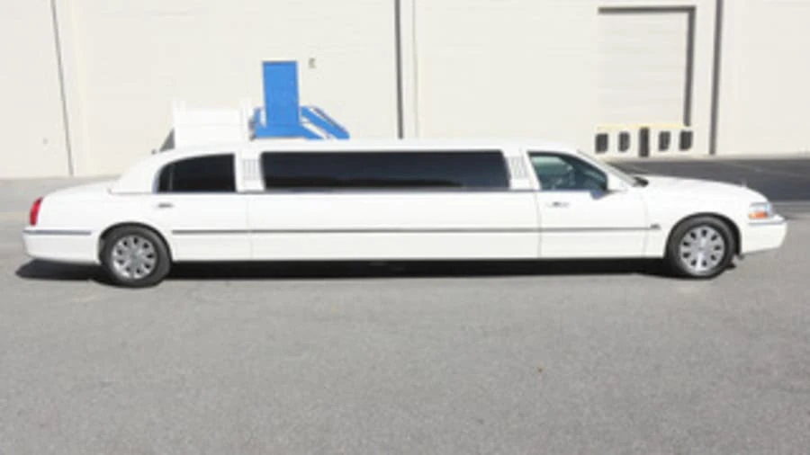 2004 Lincoln Town Car - Image 7 of 20