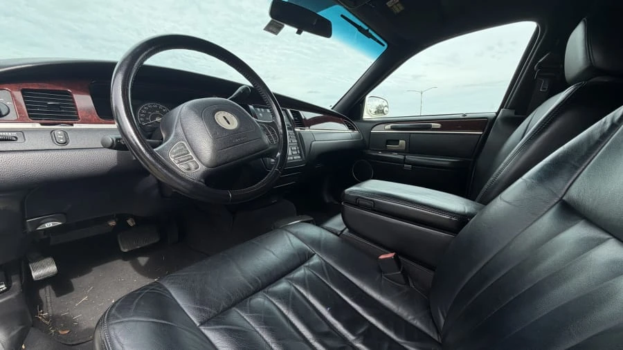 2004 Lincoln Town Car - Image 5 of 13