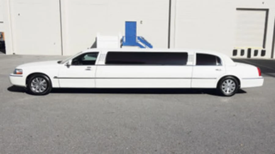2004 Lincoln Town Car - Image 2 of 20