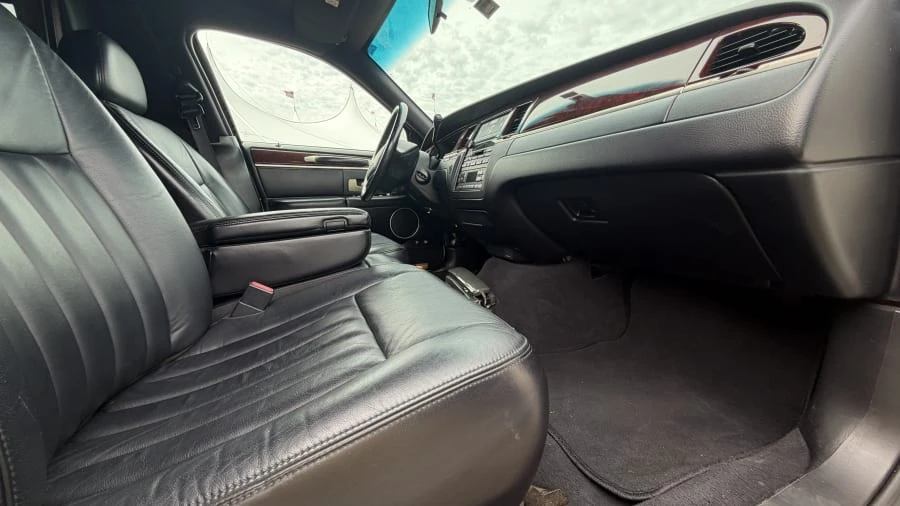 2004 Lincoln Town Car - Image 6 of 13