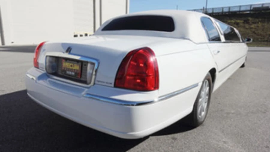 2004 Lincoln Town Car - Image 3 of 20