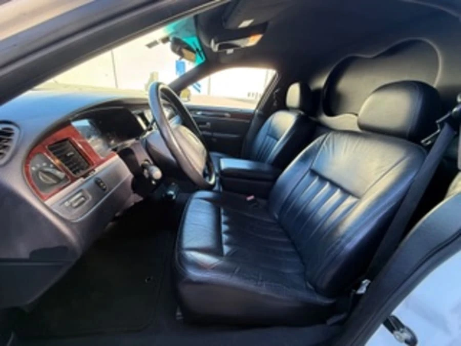 2004 Lincoln Town Car - Image 11 of 20