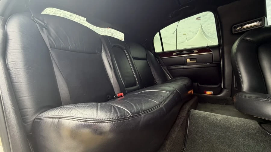 2004 Lincoln Town Car - Image 10 of 13