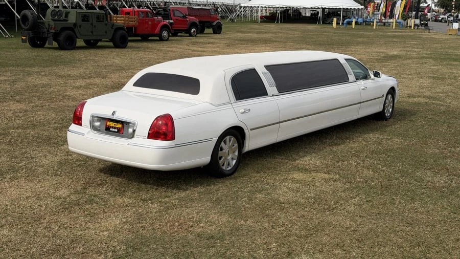 2004 Lincoln Town Car - Image 2 of 13