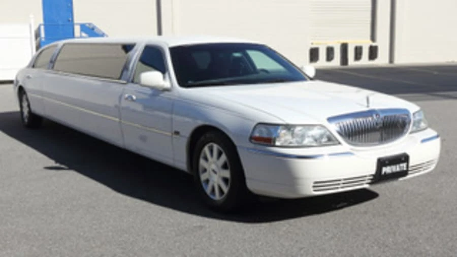 2004 Lincoln Town Car - Image 6 of 20