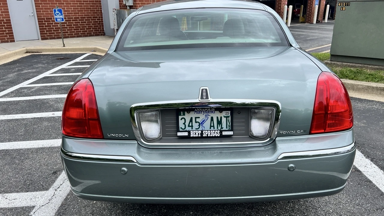 2004 Lincoln Town Car - Image 4 of 17