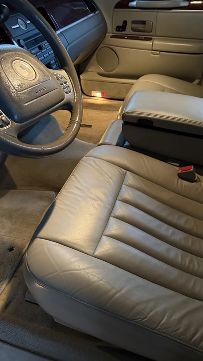 2004 Lincoln Town Car - Image 10 of 17