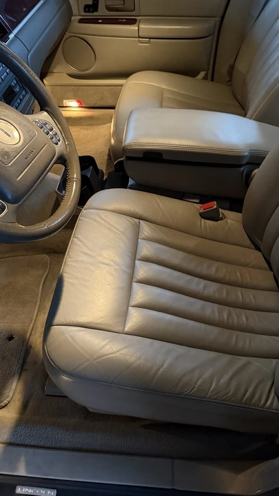 2004 Lincoln Town Car - Image 9 of 17