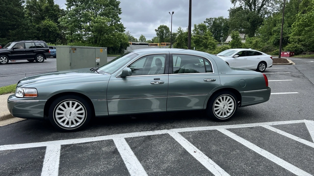2004 Lincoln Town Car - Image 3 of 17