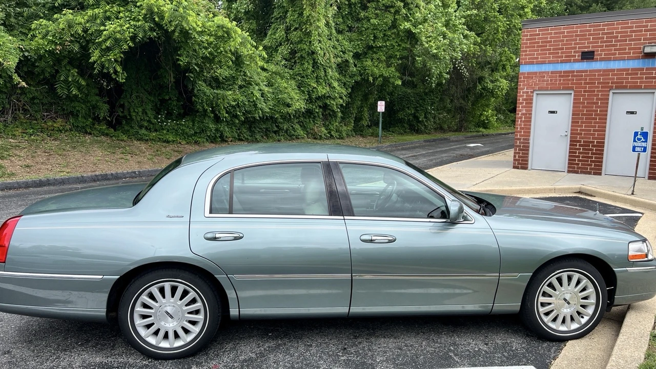 2004 Lincoln Town Car - Image 2 of 17