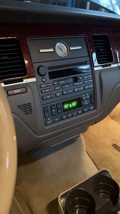 2004 Lincoln Town Car - Image 8 of 17