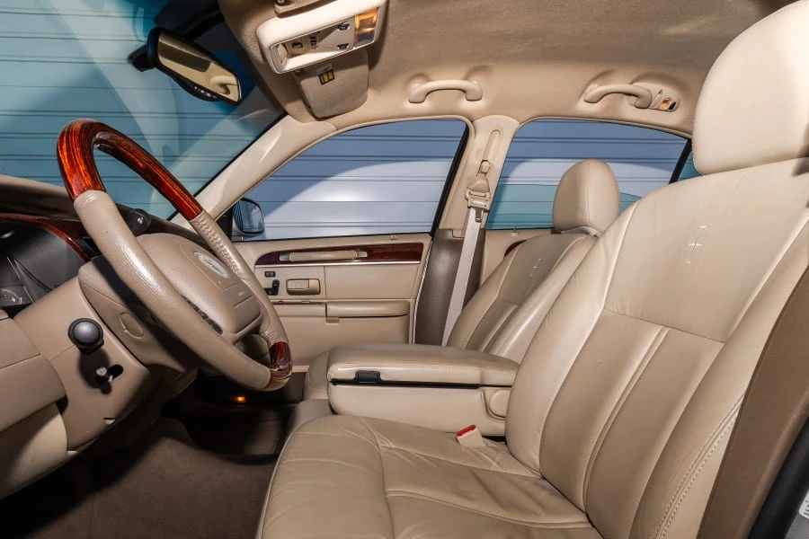 2004 Lincoln Town Car - Image 22 of 25