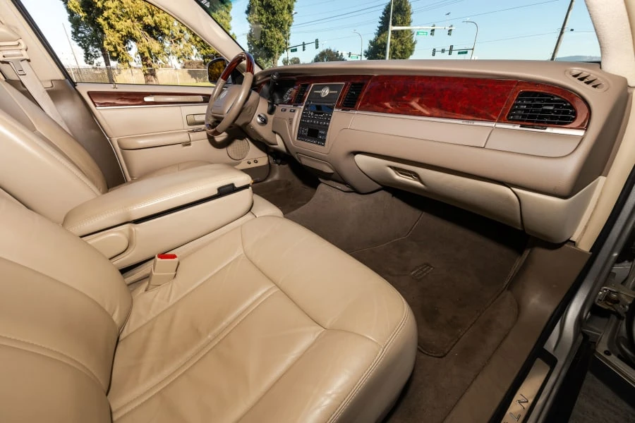 2004 Lincoln Town Car - Image 17 of 25