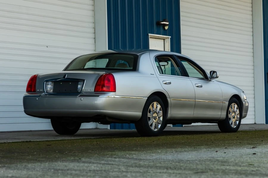 2004 Lincoln Town Car - Image 3 of 25