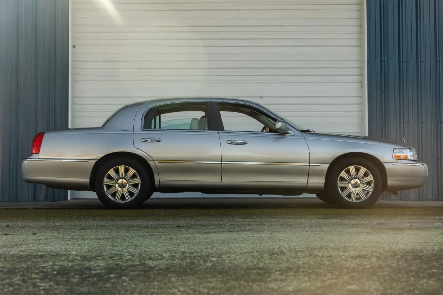 2004 Lincoln Town Car - Image 2 of 25