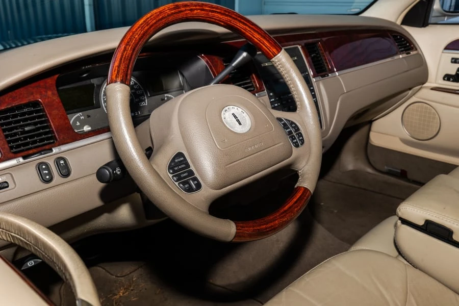 2004 Lincoln Town Car - Image 21 of 25