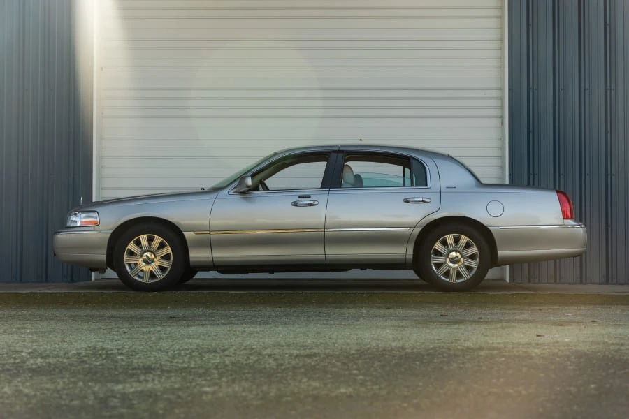 2004 Lincoln Town Car - Image 16 of 25
