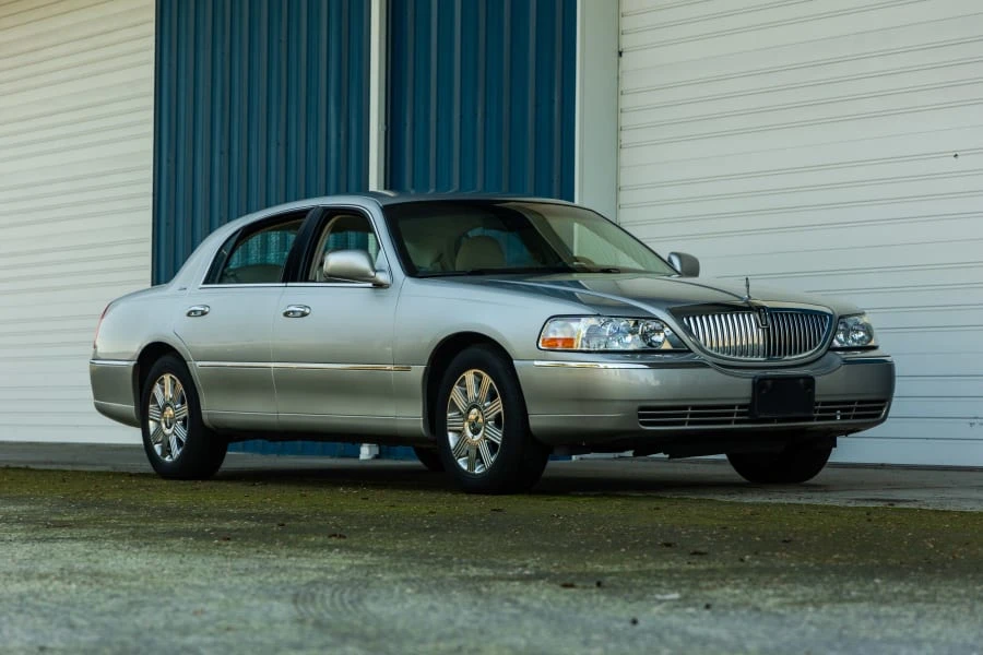 2004 Lincoln Town Car - Image 6 of 25