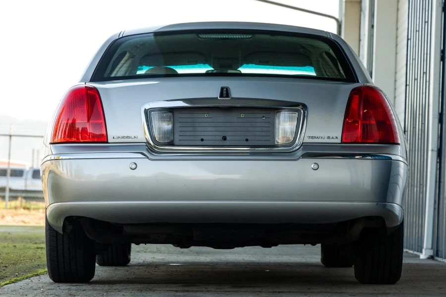 2004 Lincoln Town Car - Image 5 of 25