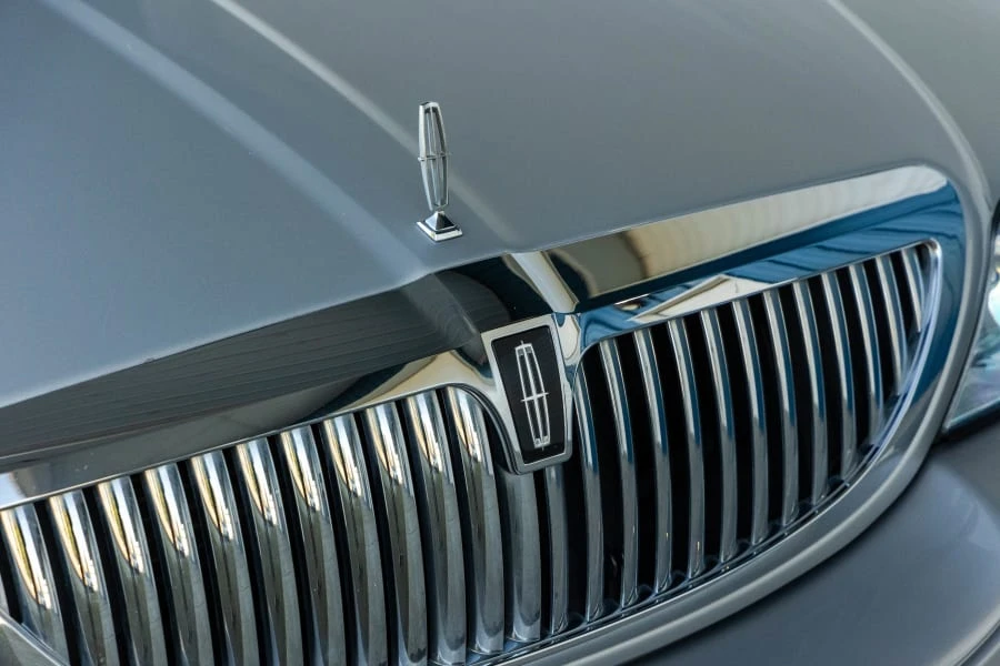 2004 Lincoln Town Car - Image 13 of 25