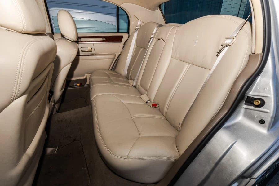 2004 Lincoln Town Car - Image 19 of 25