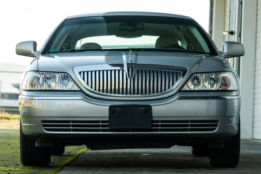 2004 Lincoln Town Car - Image 4 of 25