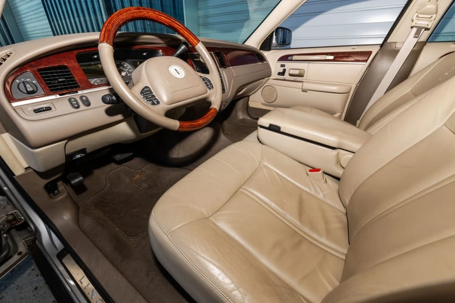 2004 Lincoln Town Car - Image 18 of 25